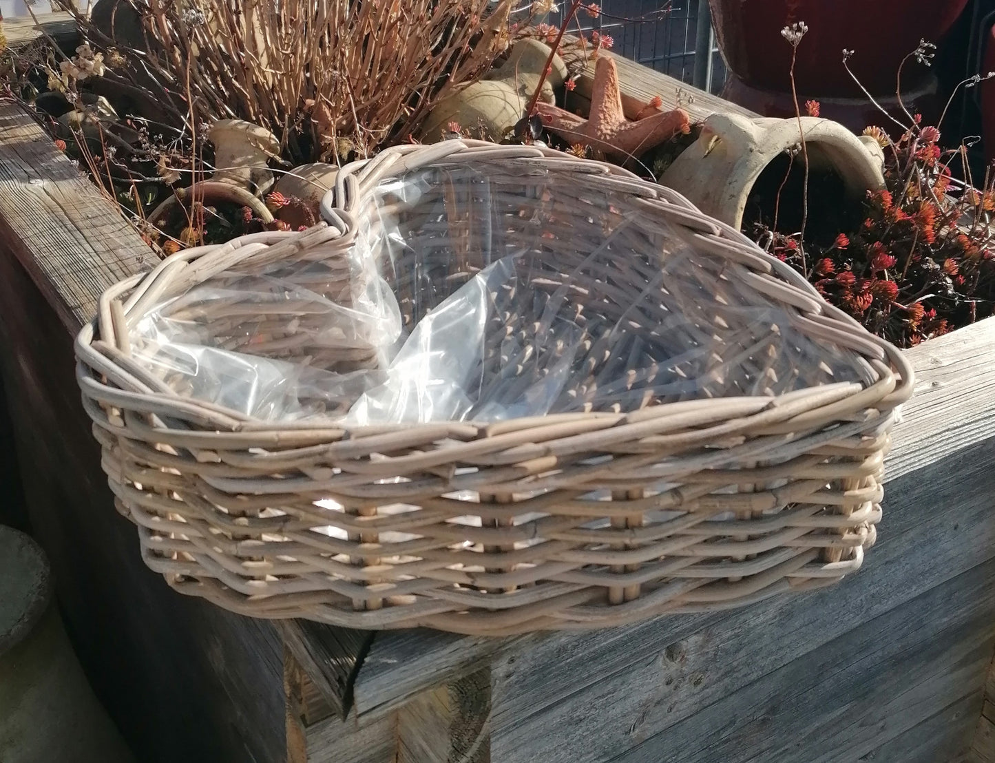 Neu !! Sehr stabiler Pflanzkorb in Herzform ca. 44 cm breit aus Rattan - Weide - Naturprodukt