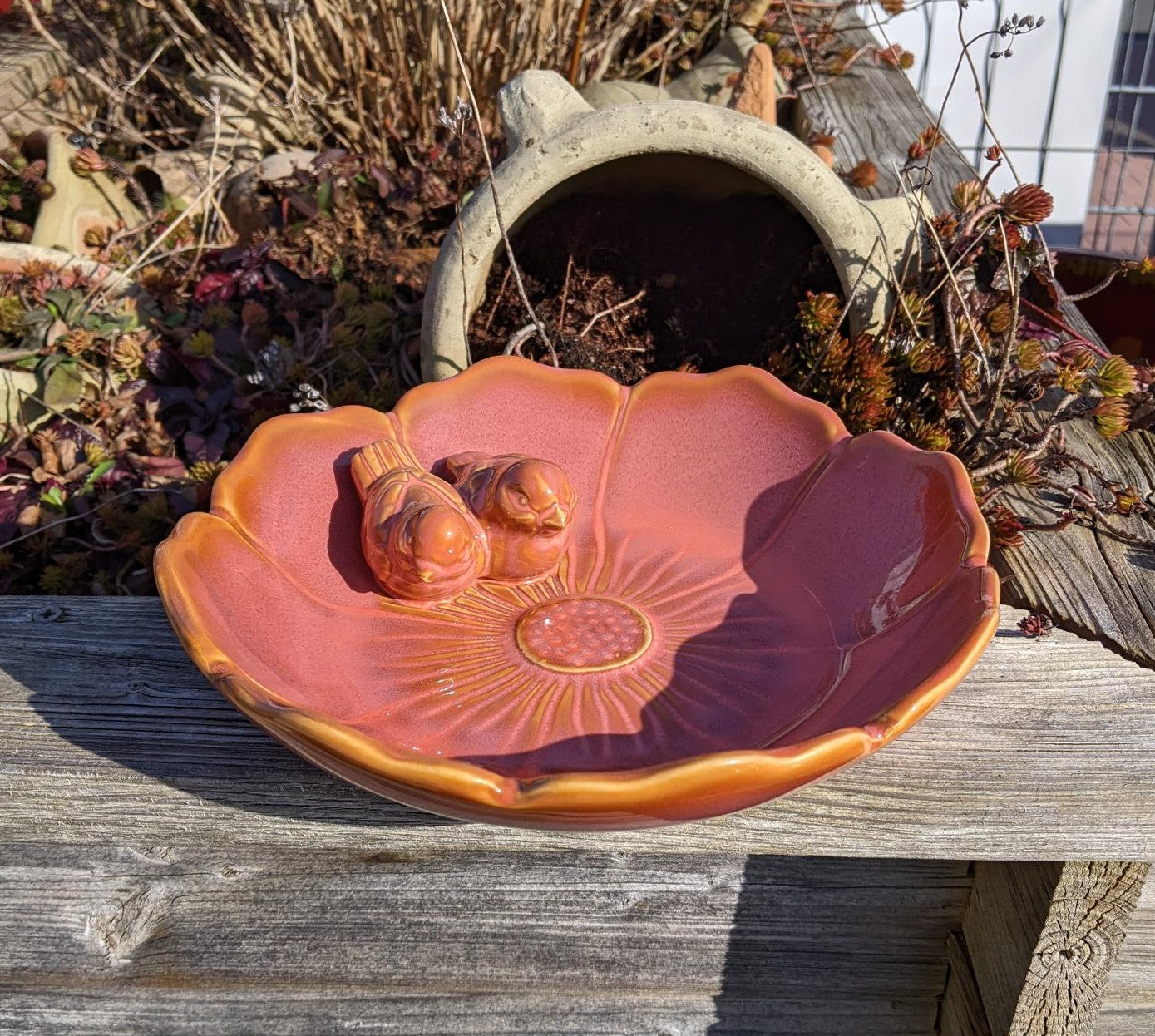 NEU !! Schöne farbenfrohe Vogeltränke ø ca. 23 cm mit 2 süßen Vögelchen aus Keramik altrosa - hellbraun glänzend glasiert Insektentränke Vogelbad Garten