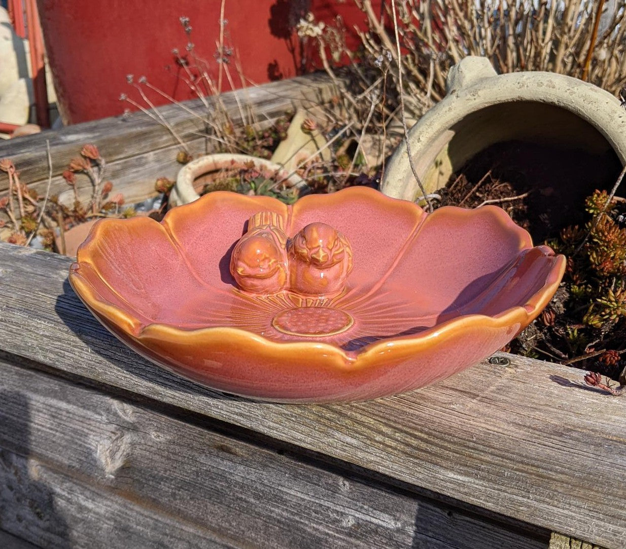 NEU !! Schöne farbenfrohe Vogeltränke ø ca. 23 cm mit 2 süßen Vögelchen aus Keramik altrosa - hellbraun glänzend glasiert Insektentränke Vogelbad Garten