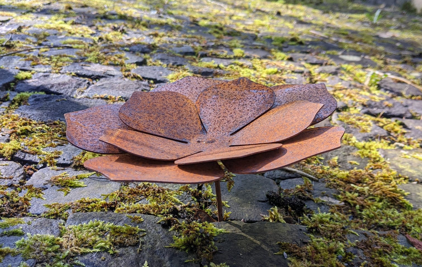 NEU !! 3D - Blüte ca. 20 cm Durchmesser zum Stecken aus Metall in Edelrost