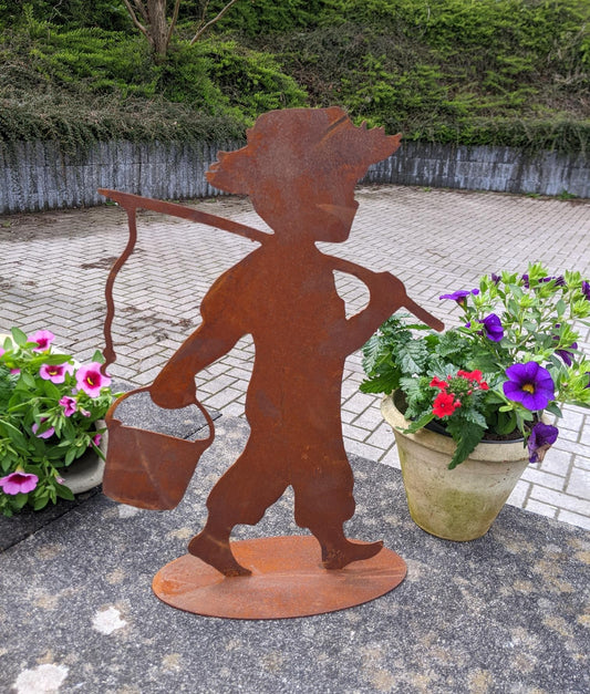 NEU !! Junge mit Eimer und Angel - Angler ca. 38 cm hoch aus Metall in Edelrost Dekoration Wasser Teich See Fische