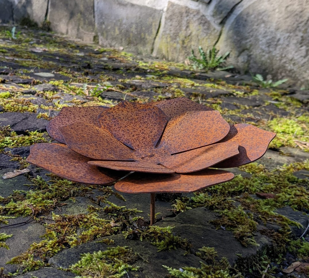 NEU !! 3D - Blüte ca. 20 cm Durchmesser zum Stecken aus Metall in Edelrost