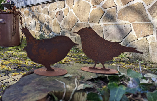 NEU !! 2er Set Vögel auf Platte aus Metall in Edelrost Deko Herbst Winter Wald Figur Garten Spatz Amsel