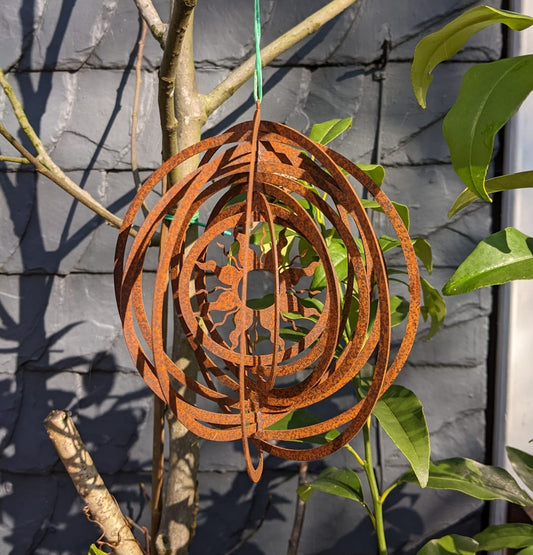 Neu !! Windspiel Sonne ø 18 cm aus Metall in Edelrost Gartendeko Balkon Fensterschmuck