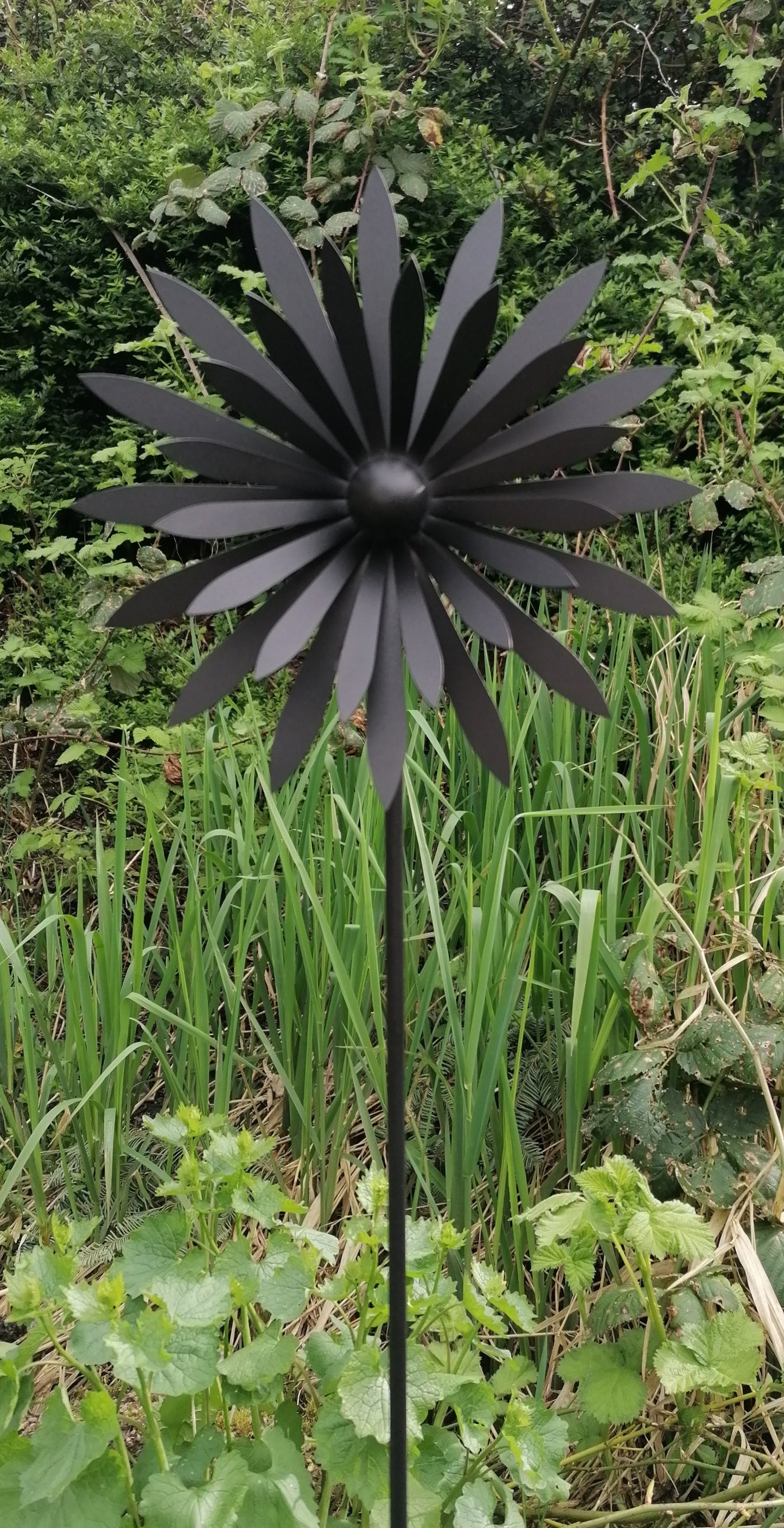 NEU !! Gartenstecker Blume Blüte in 3D ca. 110 cm lang aus Metall in einer schwarzen hochwertigen Pulverbeschichtung Rankhilfe