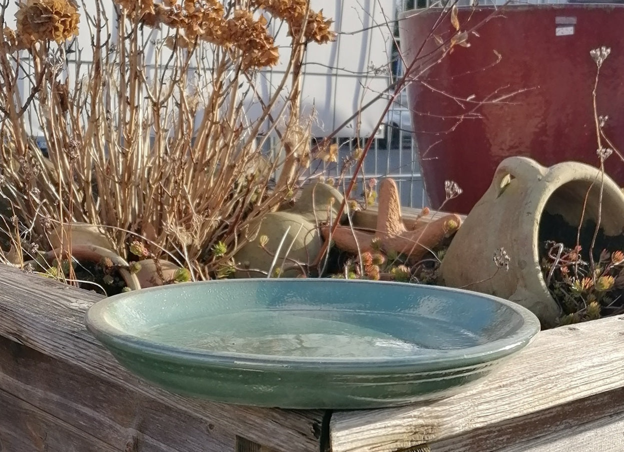 NEU !! Winterfester Untersetzer Teller Vogeltränke ø ca. 30 cm aus Keramik grün glänzend glasiert Insektentränke Vogelbad Garten Blumentopf