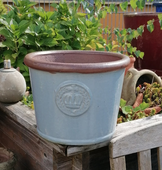 NEU!! Winterfester Blumentopf mit Ornament - Krone blaugrau glasiert ø ca. 33 cm aus Steinzeug Pflanztopf, Blumenkübel