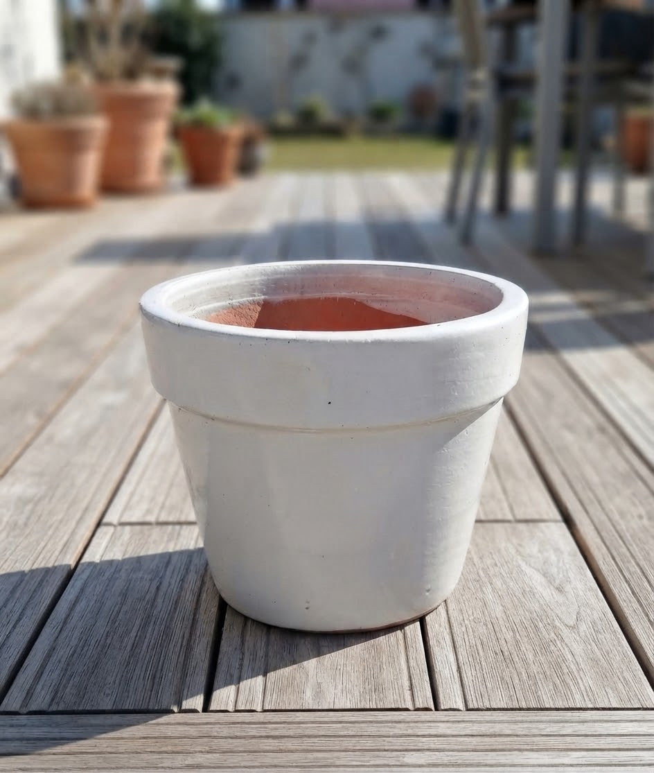 Kleiner schlichter Blumentopf winterfest weiß glasiert ø ca. 19 cm aus – La Casa