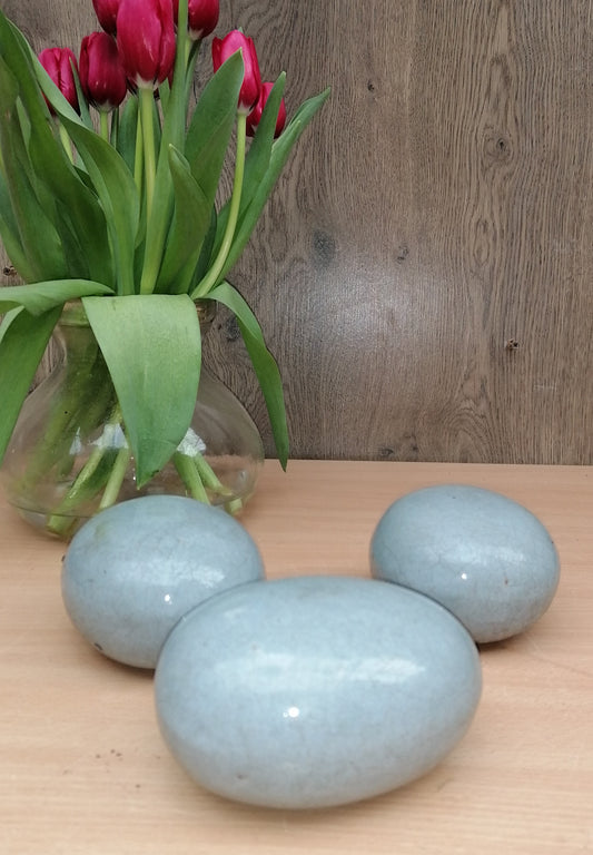 NEU !! 3er Set kleine ovale Eier - Steine aus frostfesten doppeltglasierten hellgrauen Steinzeug Dekoration