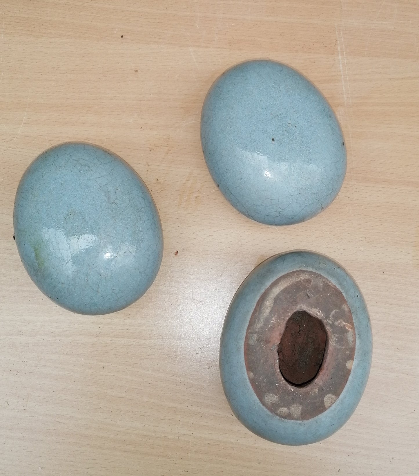 NEU !! 3er Set kleine ovale Eier - Steine aus frostfesten doppeltglasierten hellgrauen Steinzeug  Dekoration