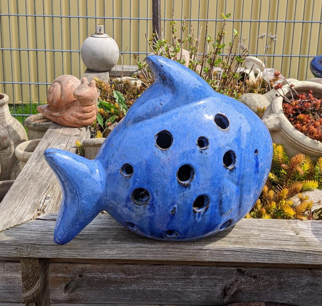 NEU !! Großer Deko Fisch beleuchtbar aus frostfesten Steinzeug blau glasiert ca. 38 cm lang Deko Garten Wasser Teich Windlicht WasserspeierFigur