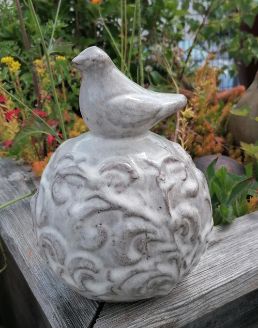 2. Wahl !! Kugel mit Ranke und Vogel ca. 18 cm hoch aus winterfesten Steinzeug weißgrau glasiert , Keramik, Deko, Garten , Frostfest