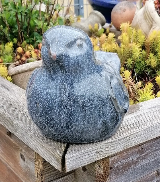 NEU !! 2. Wahl ! Vogel aus frostfesten Steinzeug graublau glasiert ca. 24 cm lang Deko Garten Spatz Figur Taube