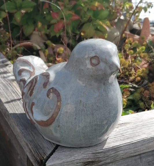 NEU !! 2. Wahl ! Vogel aus frostfesten Steinzeug graublau mit braun abgesetzten Flügeln glasiert ca. 24 cm lang Deko Garten Spatz Figur Taube