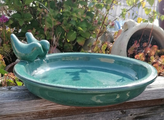 NEU !! Sehr robuste Vogeltränke mit 2 süßen kleinen Vögelchen ø ca. 30 cm aus Keramik grün glänzend glasiert Insektentränke Vogelbad Garten