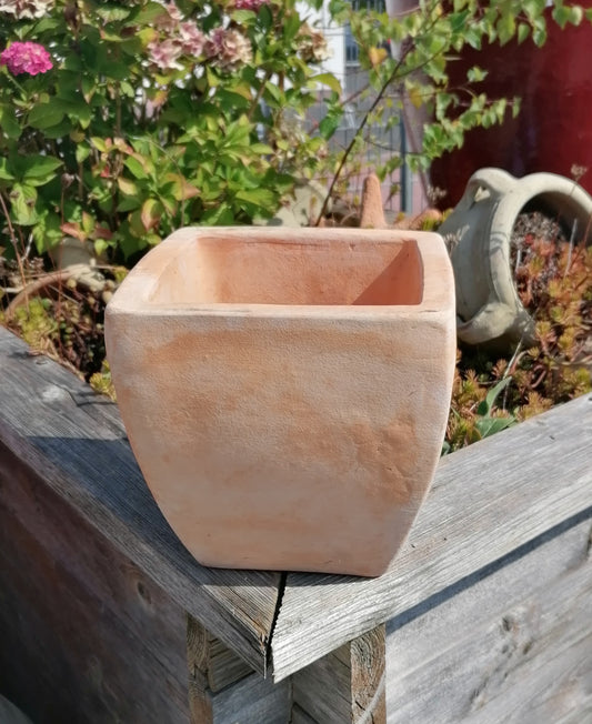 Schöner kleiner quadratischer Blumentopf 17 x 17 cm cm aus roten Terracotta, Pflanzgefäß Übertopf