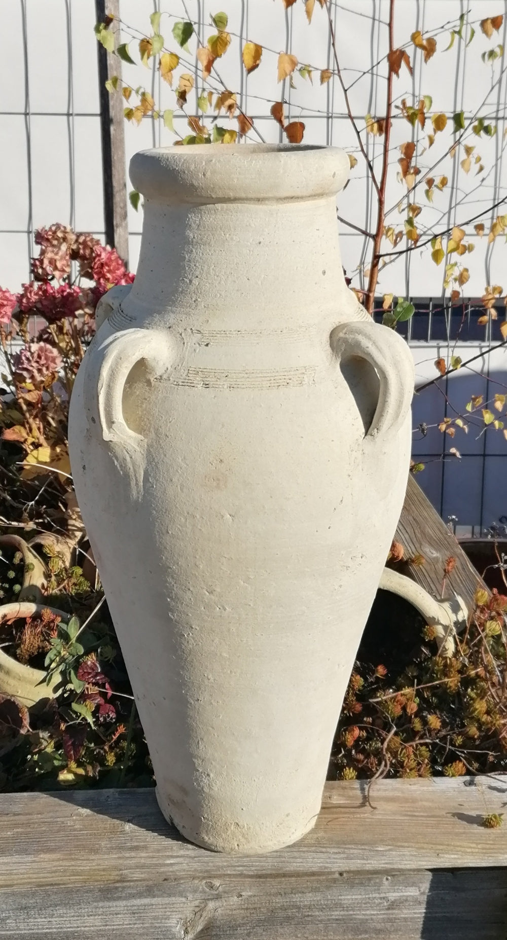 B-Ware !! Große rustikal handgefertigte Amphore ca. 60 cm hoch mit 4 Henkeln aus weißgrauen Terracotta / Terrakotta