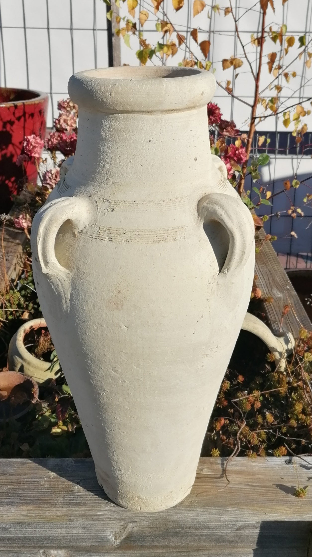 B-Ware !! Große rustikal handgefertigte Amphore ca. 60 cm hoch mit 4 Henkeln aus weißgrauen Terracotta / Terrakotta