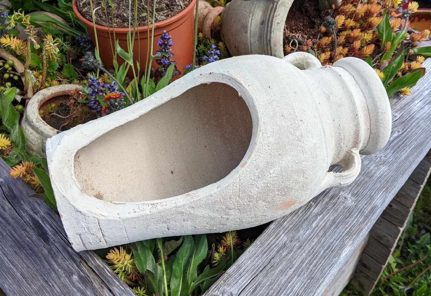 Rustikal handgefertigte, liegende, bepflanzbare Amphore ca. 36 cm lang aus Terracotta