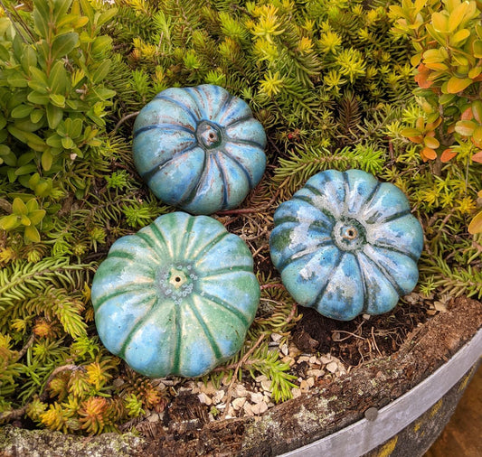 NEU !! 3er Set Kürbisse 7 x 11 cm aus frostfesten Steinzeug Herbstdeko Erntedankfest Halloween Obst Gemüse Dekoration