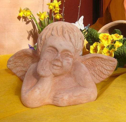 Engel mit Flügeln 30 cm breit aus Terracotta Putte Kopf