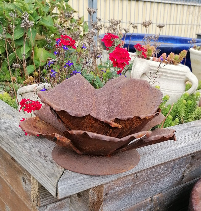 Blüte auf Platte, beleuchtbar, ca. 30 cm Durchmesser aus Metall in Edelrost Teelichthalter