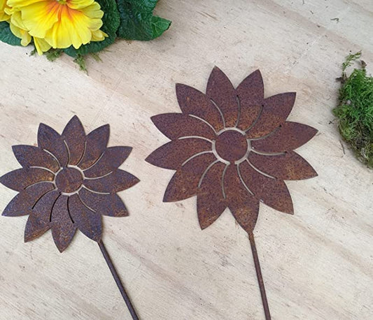 2er Set Blumenstecker 57 + 70 cm lang aus Metall in Edelrost