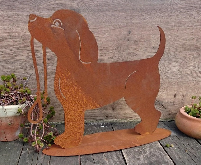 Hund mit Leine 42 cm breit auf Platte aus Metall in Edelrost