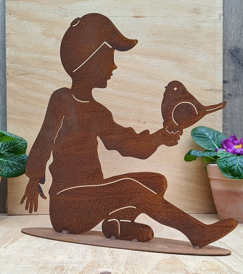 Junge mit Vogel ca. 35 cm hoch aus Metall in Edelrost Fensterdeko