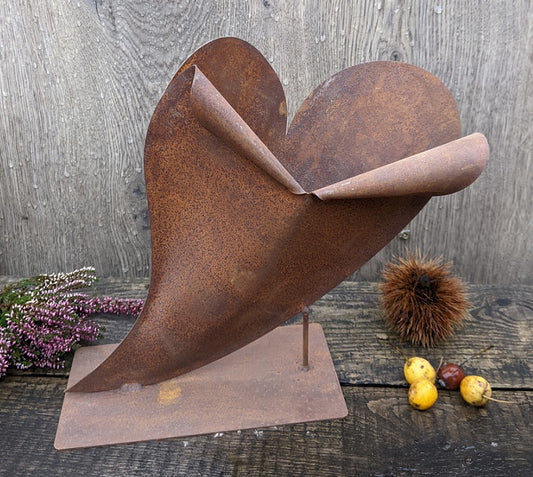 Herz ca. 31 cm hoch aus Metall in Edelrost, liegend auf Platte, bepflanzbar, Hochzeit Liebe