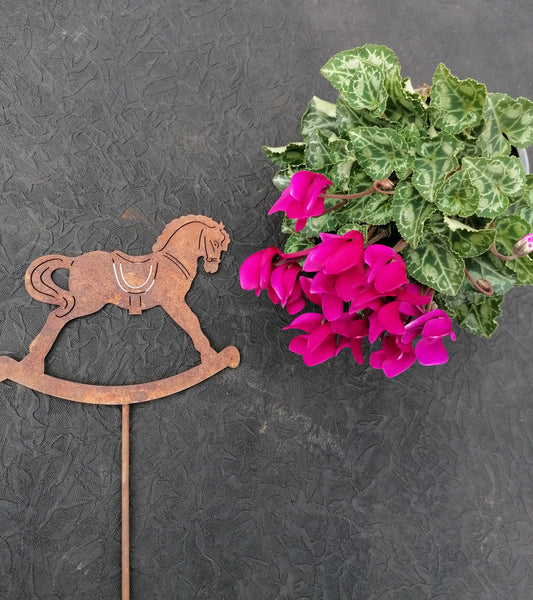 Schaukelpferd am Stab ca. 52 cm Gesamtlänge aus Metall in Edelrost Weihnachtsschmuck Blumenstecker Garten