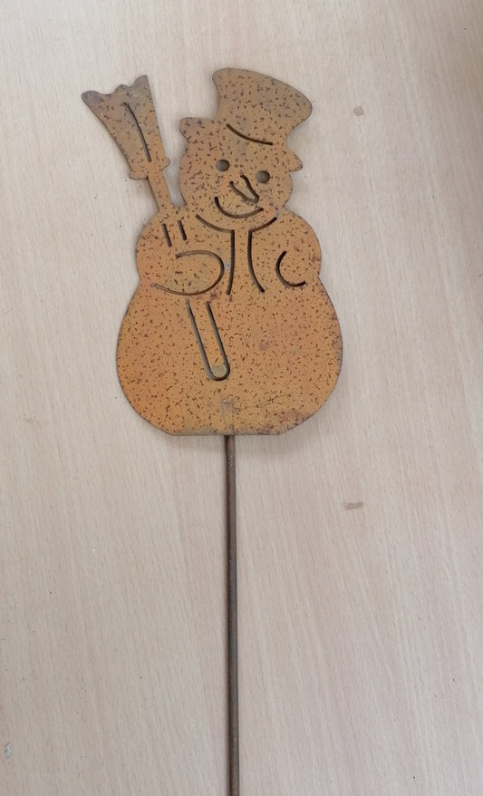 Schneemann am Stab ca. 67 cm Gesamtlänge aus Metall in Edelrost Weihnachtsschmuck Blumenstecker Garten